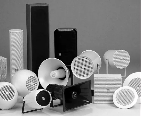 Sistema de sonido IP para megafonía pública con altavoces de columna impermeables